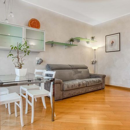 Joivy Vibrant Flat With Balcony Apartment Milan Bagian luar foto